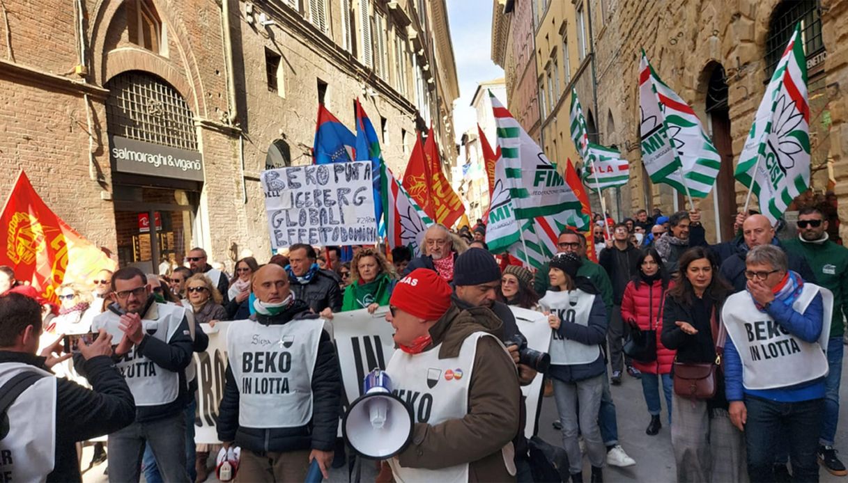 Beko conferma 226 esuberi a Fabriano, protesta dei lavoratori: “Proposta inaccettabile”