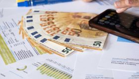 Bollette luce e gas, aumenti nel 2025: italiani danneggiati dal prezzo variabile