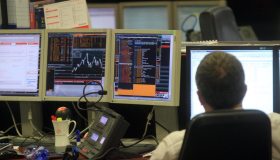 La Borsa del 27 marzo, Milano regge ai dazi e chiude a +0,1%, giù automotive e banche