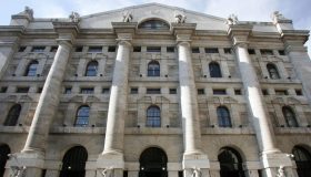 La Borsa del 4 marzo, i mercati europei affondano sotto i colpi dei dazi, Milano -3,4%