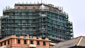 Condomino moroso, come tutelarsi e chi paga i debiti in caso di inadempienza