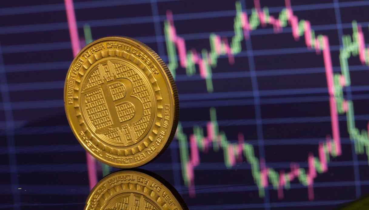 Crypto sulle montagne russe, Bitcoin perde ancora: il ruolo di Trump