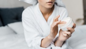 L’acqua di carta per dermatiti e pelli difficili: la cura arriva dall’idrolizzato di cellulosa