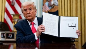 Stop ai dazi, Trump risparmia Messico e Canada per un mese: cosa c’è dietro la sospensione