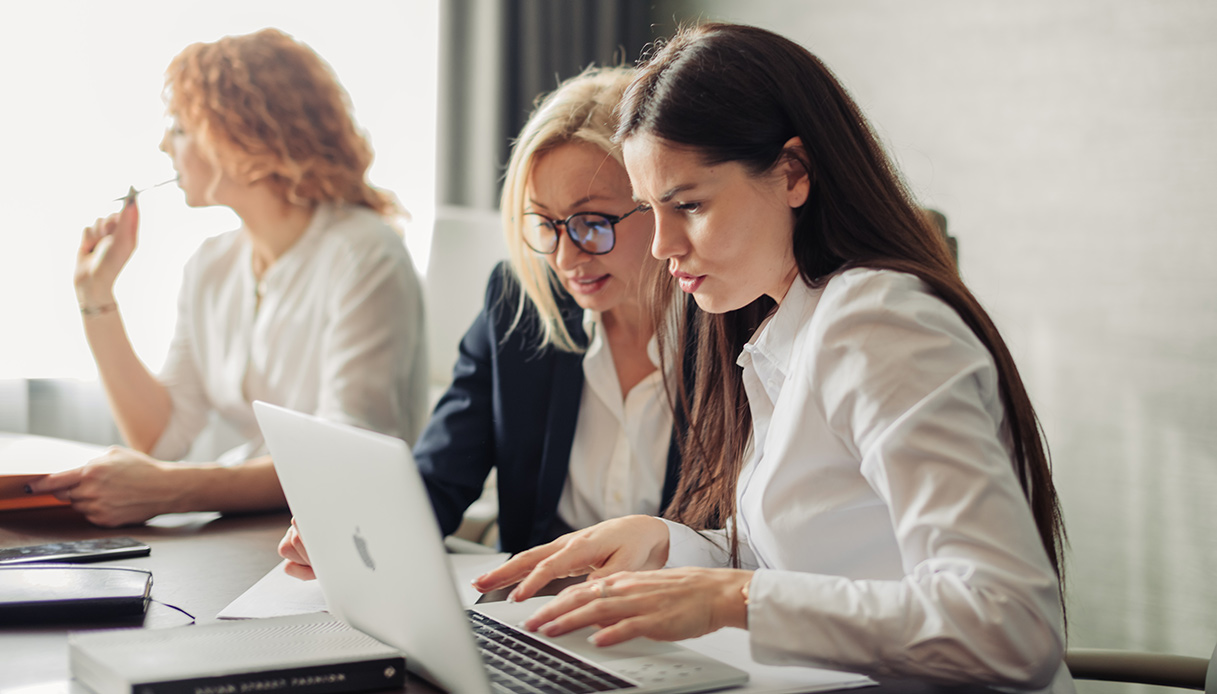 Gender pay gap, le donne con partita Iva guadagnano il 18,3% in meno degli uomini