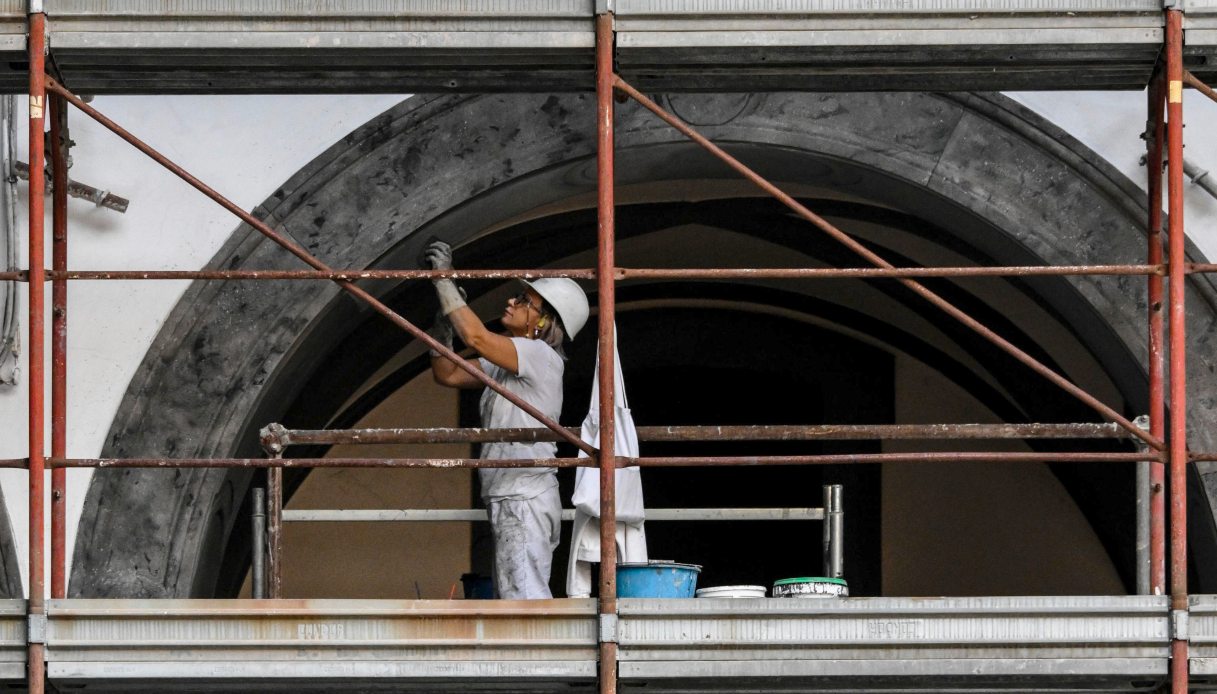 Stipendi in aumento in Italia, salgono i salari con i rinnovi di contratto e cresce il lavoro