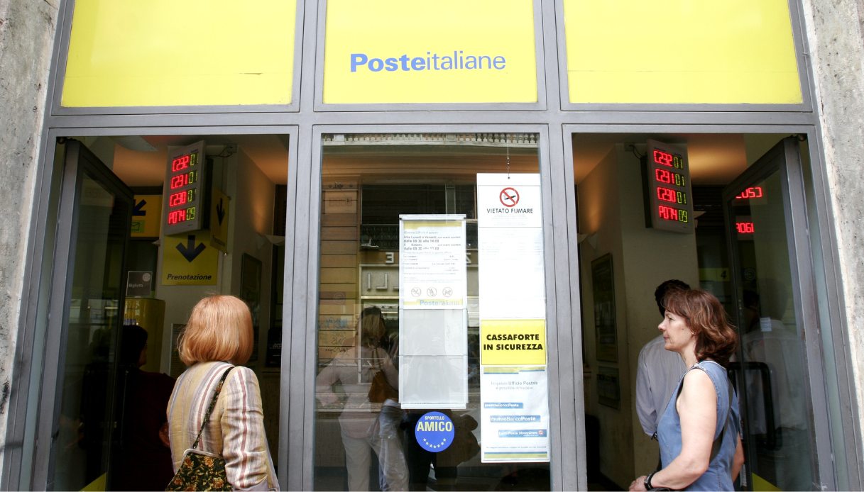 Poste più care dal 31 marzo, rialzi su raccomandate e pacchi: le tariffe