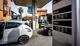 Prezzi benzina e diesel in calo, quanto costa fare il pieno con i nuovi ribassi