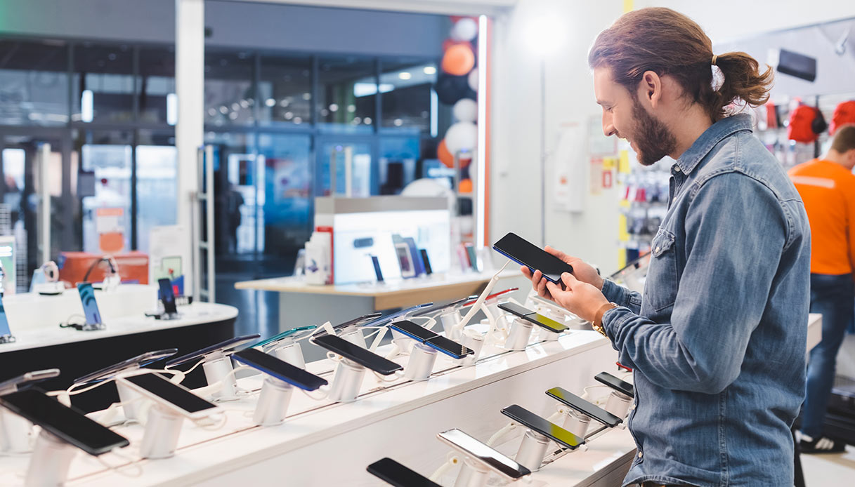 Smartphone, dal 20 giugno etichetta energetica, più batteria e riparazioni: le nuove regole