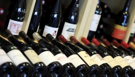 Trump minaccia dazi del 200% su vini e champagne europei, la risposta di Bruxelles