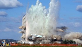 Con gli abusi edilizi, Italia ferma da 20 anni: demolizioni impossibili