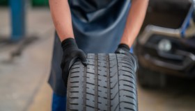 Cambio gomme estive, scatta l’obbligo: multa salata per chi viene fermato