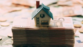 Tassi dei mutui in calo in Italia, è corsa alla surroga per ottenere condizioni migliori