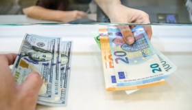 Dollaro in discesa, non è più un bene rifugio: euro ai massimi storici