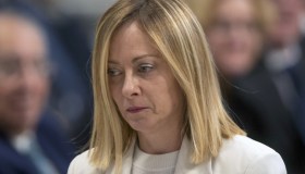 Nei sondaggi politici Meloni cala al 28,9%, cosa accadrebbe se si votasse oggi?