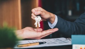 Comprare casa, l’acquirente medio in Italia ha 43 anni: trilocale come abitazione principale