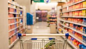 Fino -183 euro per la spesa, i prodotti a cui rinunciano le famiglie per via del caro prezzi