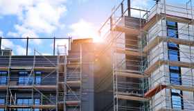 Ritardo nei lavori in appalto, scattano la penale e il risarcimento