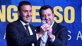 Vannacci iscritto alla Lega, la tessera da Salvini: “Insieme contro Ursula von der Leyen”