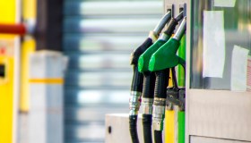 Benzina e diesel in calo, si risparmia di più in periferia e al supermercato