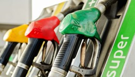 Prezzo di benzina e diesel in discesa in Italia, ma non basta