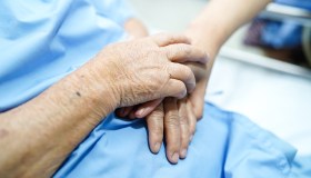 Cure palliative, vi accede solo 1 paziente su 4: manca il personale specializzato (e non solo)