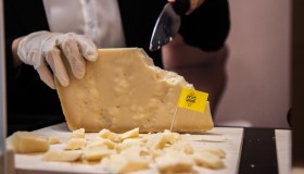 I dazi di Trump colpiscono il Grana Padano: “Aumentano i formaggi italiani contraffatti”