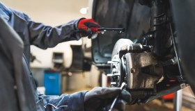 Ex Gkn, 121 licenziamenti. Qf liquida, mentre la Fiom contrattacca