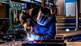 Produzione industriale, nuovo calo e -2,7% su anno: crollano moda e auto