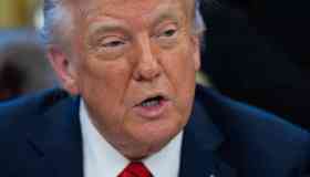 Trump pronto a silurare Powell, “troppo lento ad abbassare i tassi”. Ma non lo farà