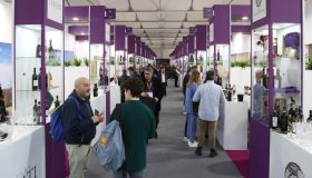 Vinitaly al via con lo spettro dei dazi: “2 miliardi di euro a rischio”