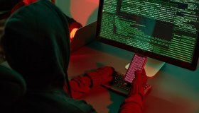 “Vota la figlia della mia amica”, ma il messaggio è una truffa: come difendersi