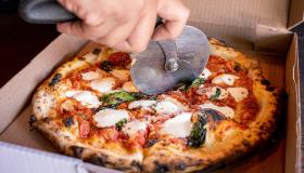 Prezzo della pizza in aumento, fino a 17 euro per una margherita