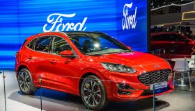 Auto ibride richiamate per rischio incendio della batteria, 120 euro per chi protesta