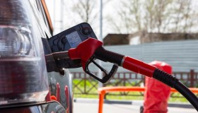 Calo dei prezzi di benzina e diesel a giugno: le previsioni