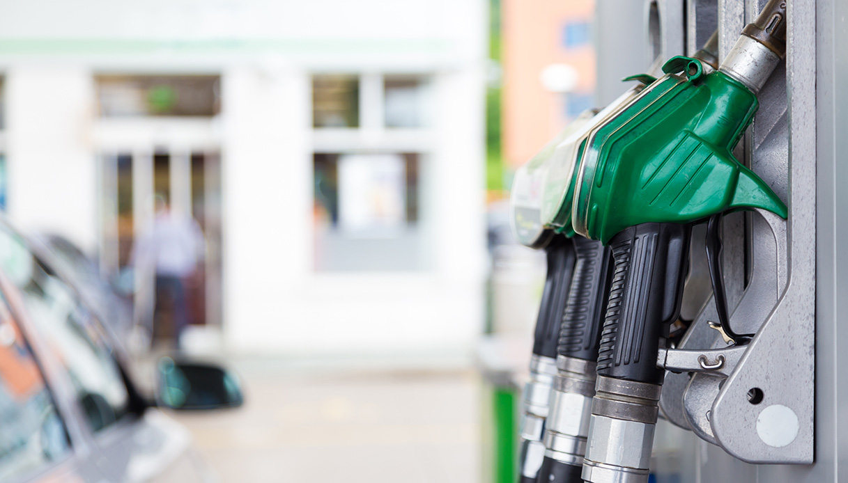 Prezzo della benzina al litro in calo a maggio, quanto costa un pieno oggi