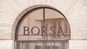 La Borsa del 5 maggio, Milano corre con il risiko bancario, positiva anche Leonardo