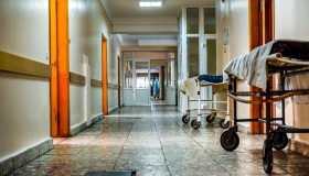 Infermieri sottopagati e in fuga, ne mancano 65mila all’appello