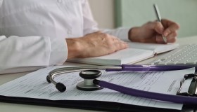 Oncologi a rischio burnout, la burocrazia occupa il 40% del loro tempo