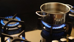 Prezzo del gas in discesa, -300 euro in bolletta per le famiglie