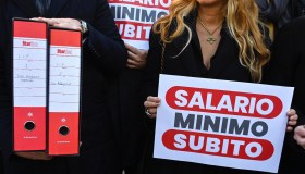 Alzare gli stipendi, salario minimo a 9 euro e adeguamento: come cambierà il lavoro