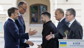 Macron, Starmer e Merz portano l’Europa a Kiev: ma l’Italia al tavolo non c’è