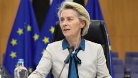 Von der Leyen e Pfizer devono pubblicare gli sms “segreti” sui vaccini