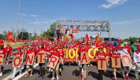 A Bologna 10mila lavoratori bloccano la tangenziale: le richieste