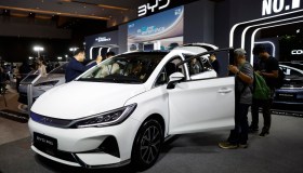 Le auto elettriche cinesi conquistano l’Europa, ma in patria rischiano la bolla