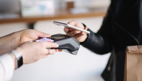 Pagamenti con carta all’estero: commissioni, cambi, costi nascosti