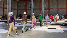 Prada ci invita per un weekend al lago di evasione, presentata la collezione SS26