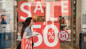 Saldi estivi 2025, il calendario degli sconti parte il 5 luglio