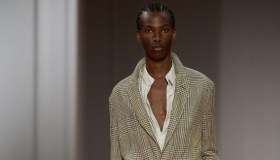 Zegna sfila alla Dubai Opera, Sartori porta in passerella l’eleganza vissuta