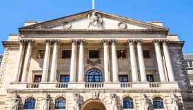 La Banca d’Inghilterra tiene fermi i tassi d’interesse al 4,25%